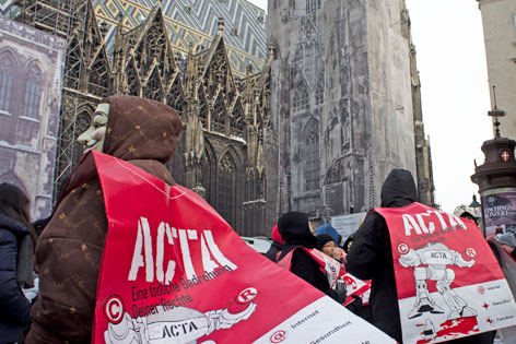 Anti-ACTA-Demonstranten vor dem Stephansdom in Wien