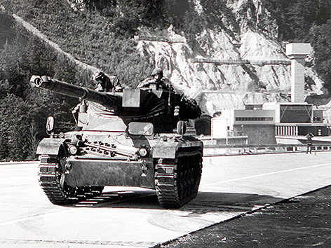 Ein Panzer des österreichischen Bundesheeres vor dem Karawankentunnel am 6. Juli 1991.