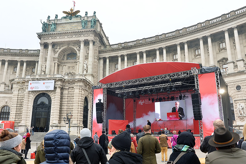 Oliver Rathkolb auf einem Videoscreen im Rahmen der Eröffnung des "Haus der Geschichte Österreich" am Heldenplatz in Wien